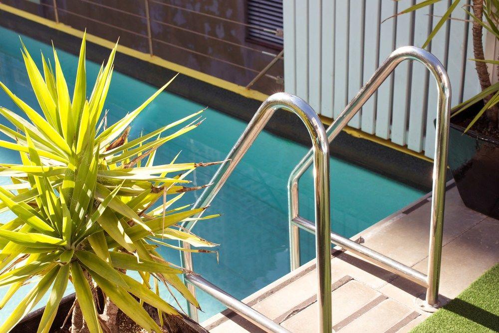 อะเดลฟี โฮเต็ล Hotel เมลเบิร์น ภายนอก รูปภาพ A pool ladder