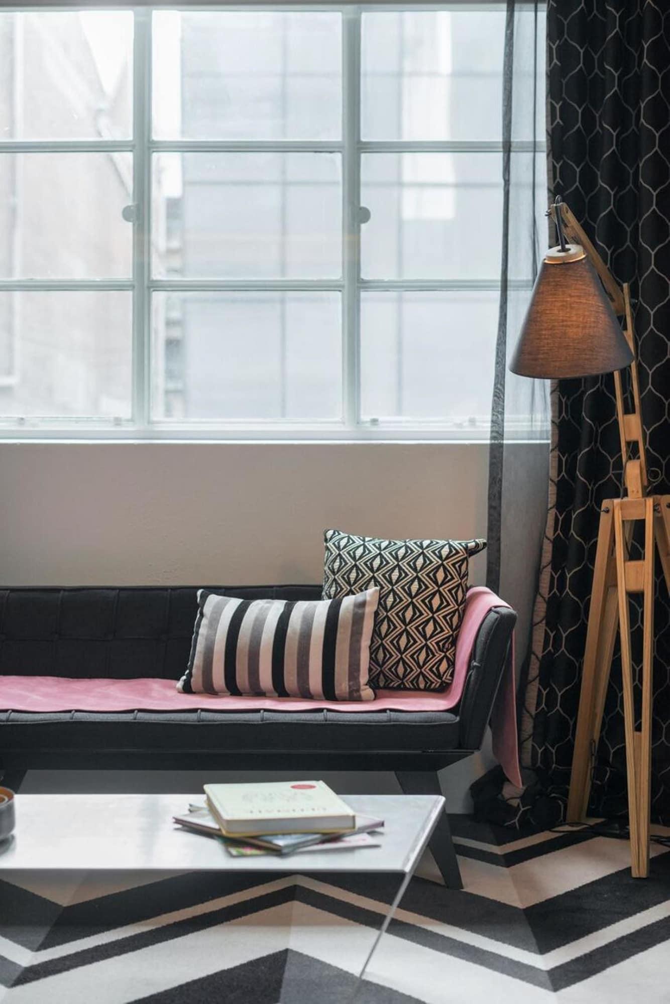 อะเดลฟี โฮเต็ล Hotel เมลเบิร์น ภายนอก รูปภาพ A floor lamp
