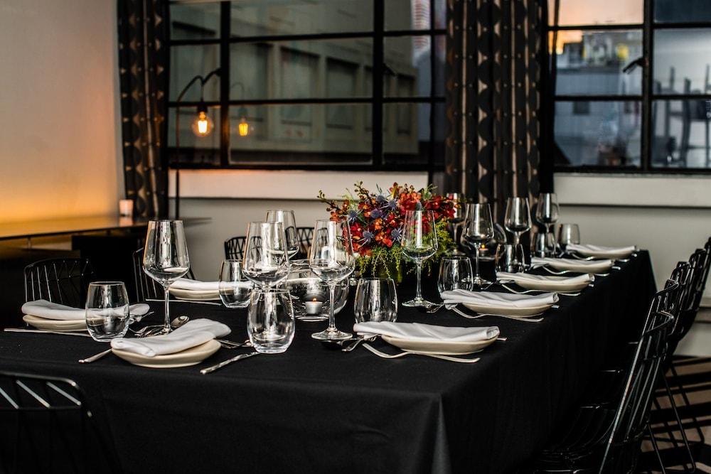 อะเดลฟี โฮเต็ล Hotel เมลเบิร์น ภายนอก รูปภาพ The interior of the restaurant