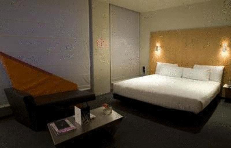 อะเดลฟี โฮเต็ล Hotel เมลเบิร์น ห้อง รูปภาพ A room at the Standard East Village