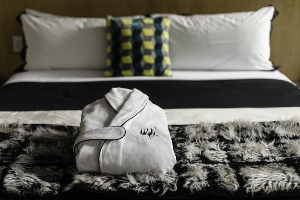 อะเดลฟี โฮเต็ล Hotel เมลเบิร์น ภายนอก รูปภาพ A bathrobe on a bed