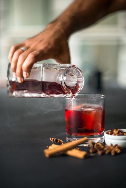 อะเดลฟี โฮเต็ล Hotel เมลเบิร์น ภายนอก รูปภาพ A bottle of Amarone being poured into a glass