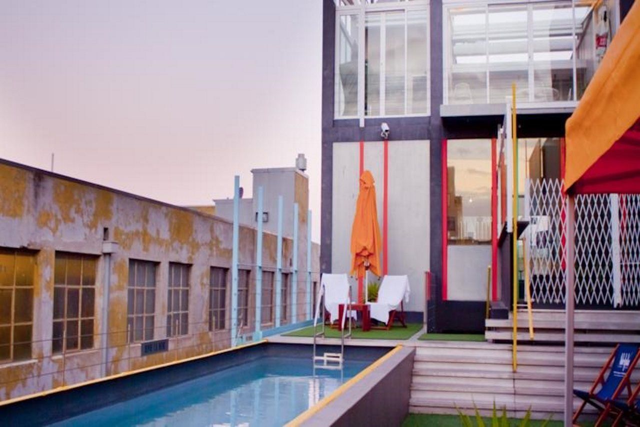 อะเดลฟี โฮเต็ล Hotel เมลเบิร์น ภายนอก รูปภาพ The rooftop pool at the hotel