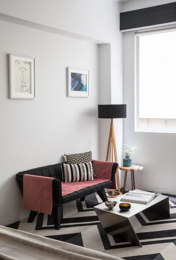อะเดลฟี โฮเต็ล Hotel เมลเบิร์น ภายนอก รูปภาพ A living room with a sofa