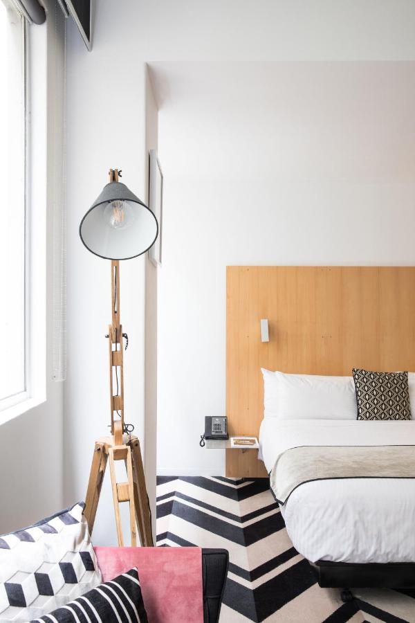 อะเดลฟี โฮเต็ล Hotel เมลเบิร์น ภายนอก รูปภาพ A floor lamp